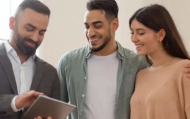 man explaining client